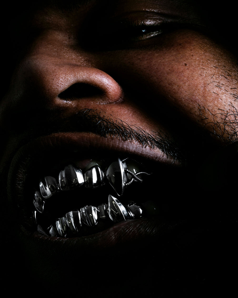 "L'homme à dents de sabre" — photo 3